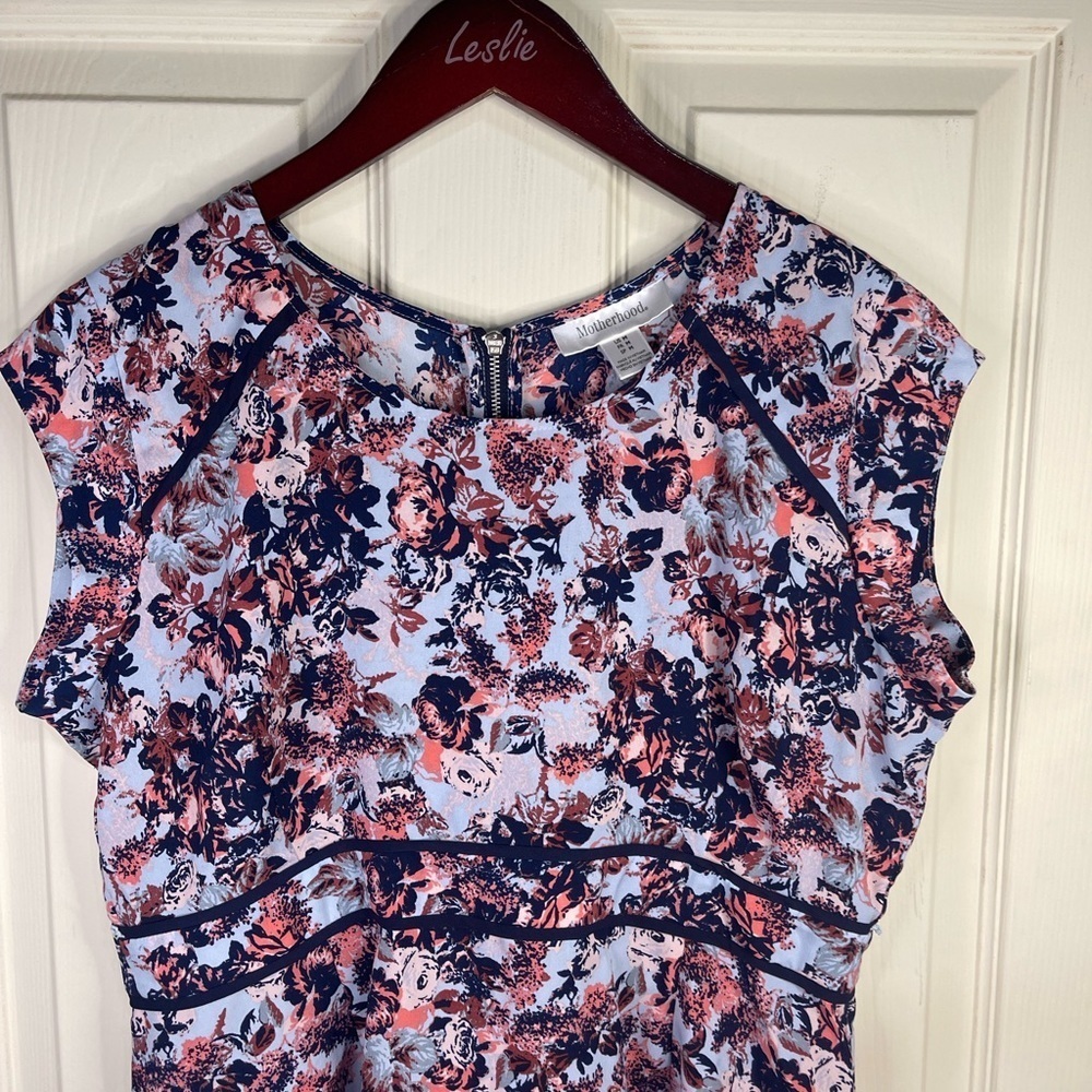 Mortherhood short sleeve floral blouse with zipper in the back. - Picture 3 of 8